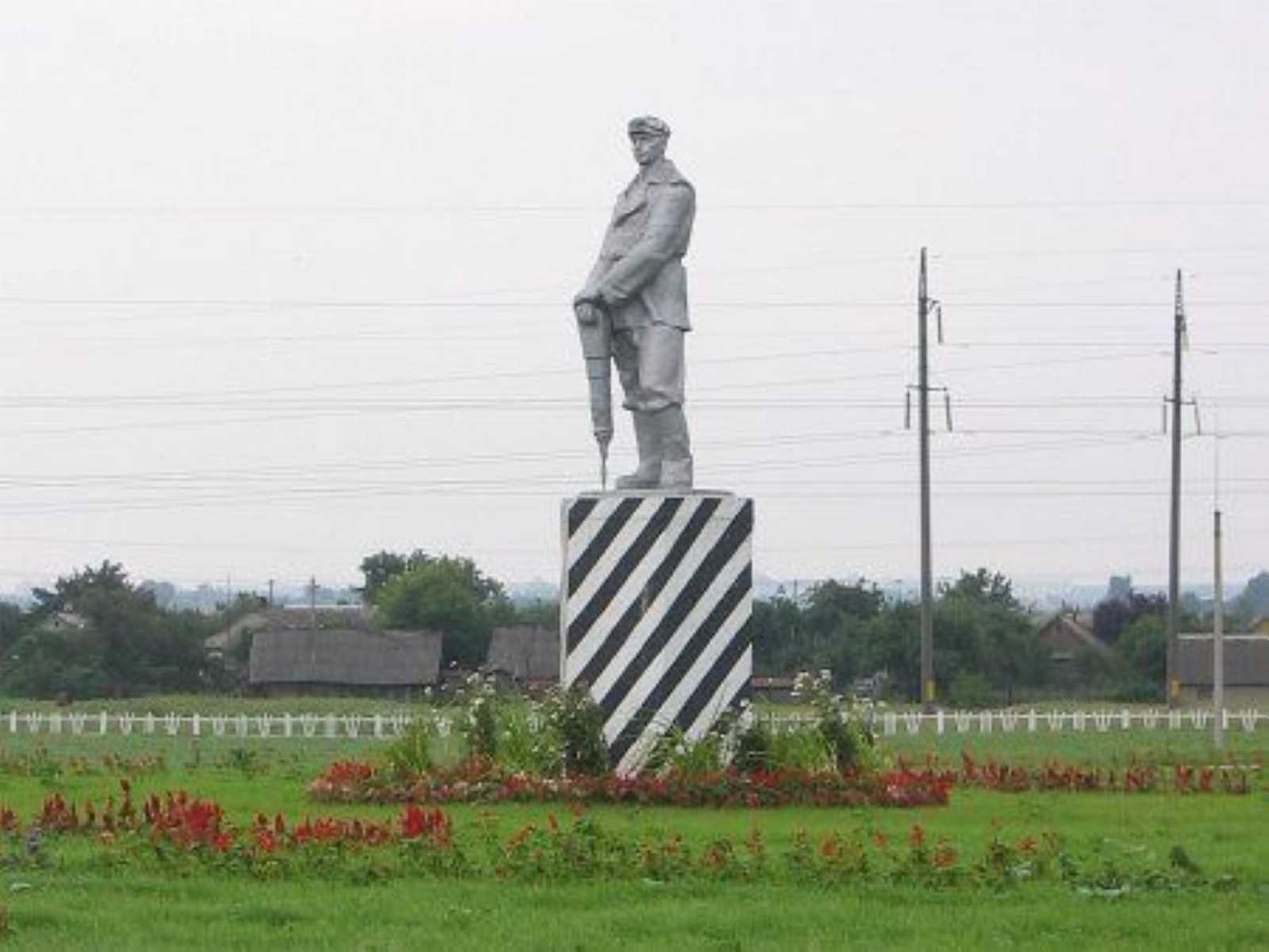 Памятник шахтеру