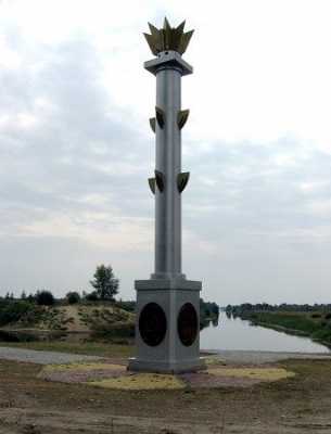 Мемориальный знак на водоразделе бассейнов рек Днепра и Вислы