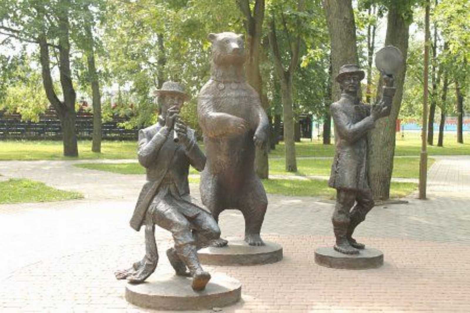Скульптурная композиция Медвежья академия