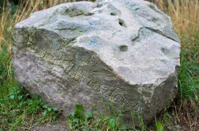 Камень с надписями