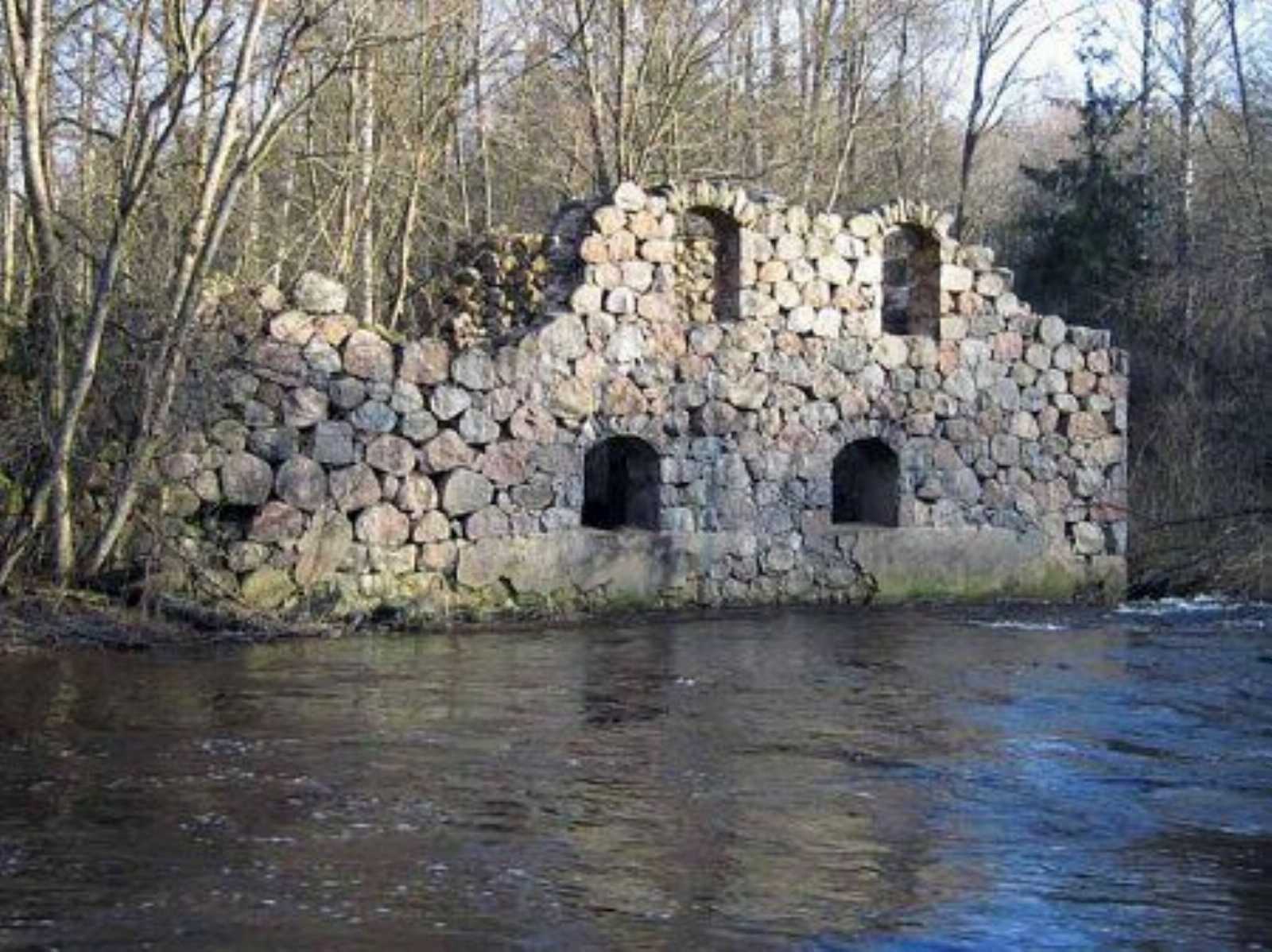 Руины водяной мельницы Тресковщина