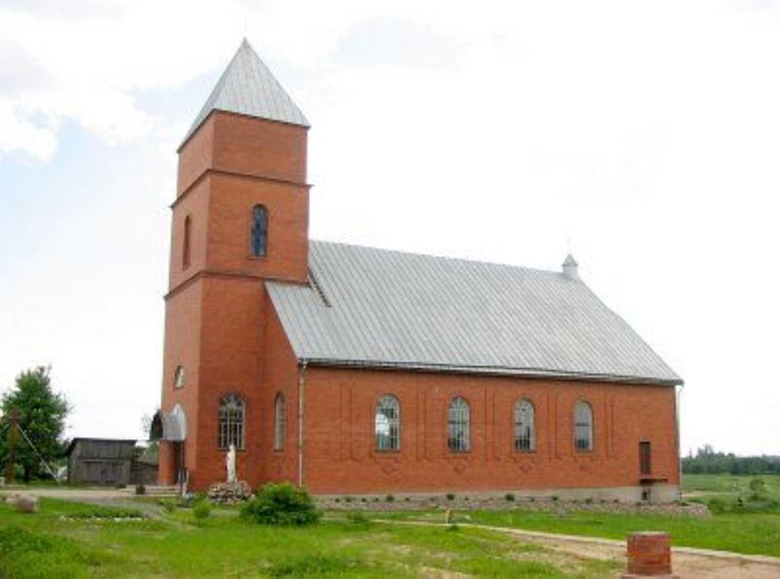 Крестовоздвиженский костел в Шарковщине фото