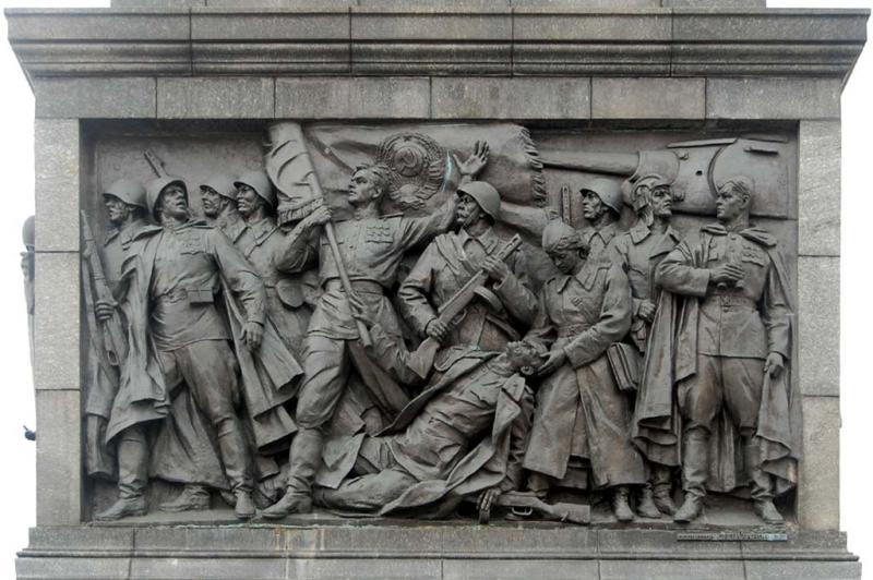 Barel'ef_khudozhnika_skul'ptora_S._Selikhanova_Sovetskaya_armiya_v_gody_Velikoy_Otechestvennoy_voyny.jpg