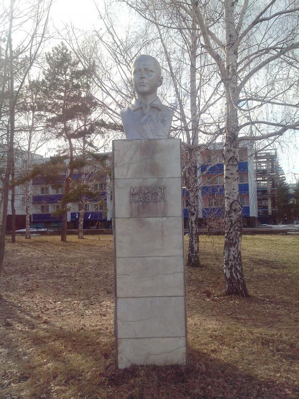 Pamyatnik_Maratu_Kazeyu_na_territorii_byvshego_pionerskogo_lagerya_Alye_parusa_bliz_Tol'yatti..jpg