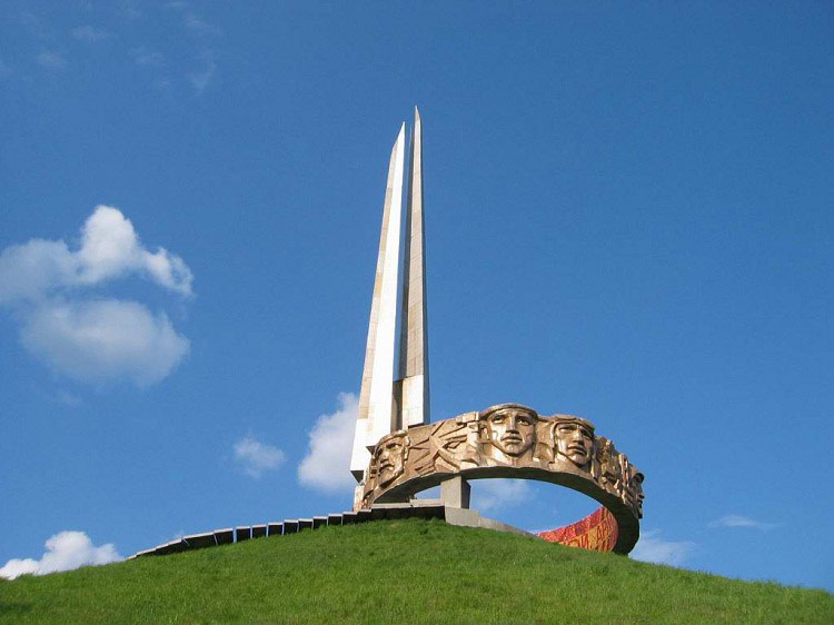 Obelisk_na_vershine_Kurgana_Slavy..jpg