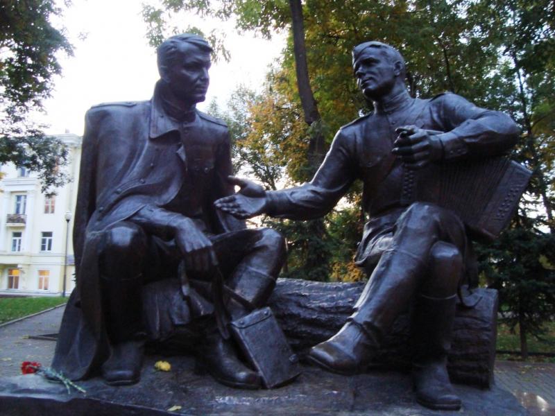 Pamyatnik_Tvardovskomu_i_Vasiliyu_Terkinu_v_g._Smolensk.jpg