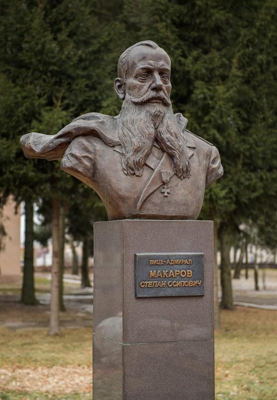 pamyatnik_vitse-admiralu_Makarovu_Stepanu_Osipovichu_v_g._Smolensk.jpg