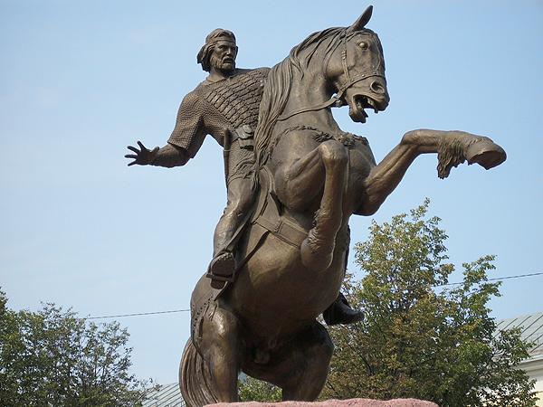 Pamyatnik_Evpatiyu_Kolovratu_na_Pochtovoy_ploshchadi_v_g._Ryazan'._Skul'ptor_Oleg_Sedov.jpg