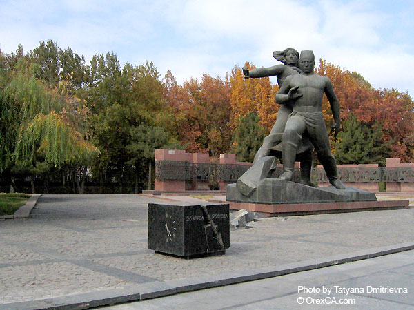 Memorial'nyy_kompleks_Muzhestvo_v_g._Tashkent.jpg