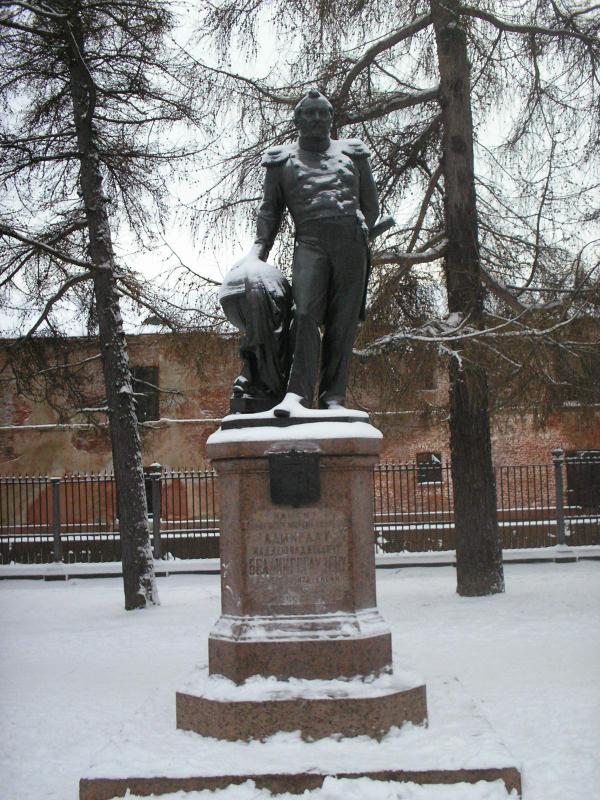 Pamyatnik_admiralu_Bellinsgauzenu.jpg