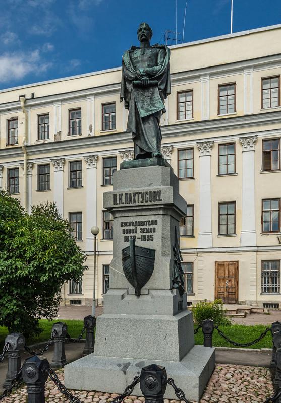 Pamyatnik_michmanu_Pakhtusovu_v_Kronshtadte.jpg