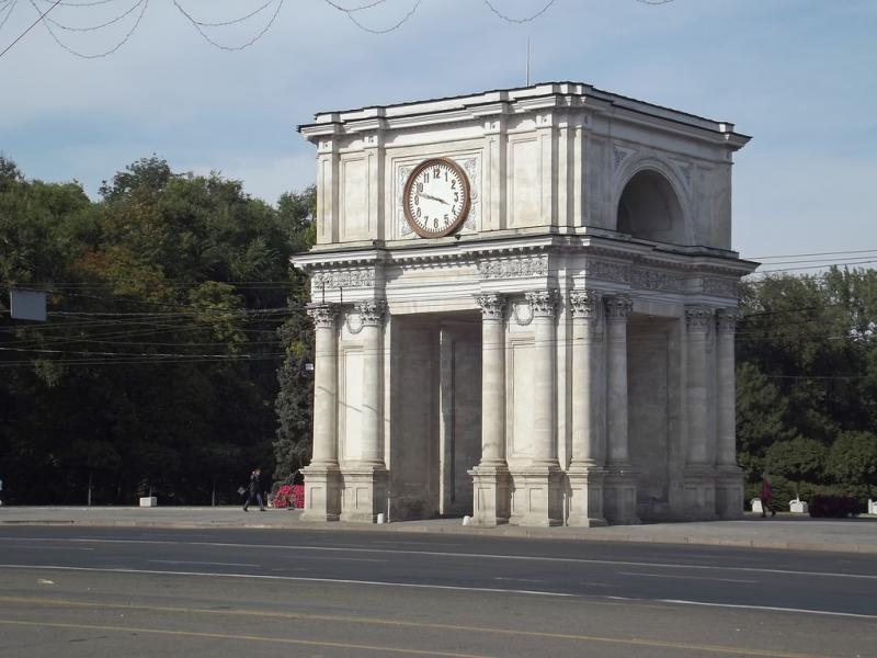 Arka_Pobedy_byla_sooruzhena_v_1840_godu_v_chest'_pobedy_v_Russko-turetskikh_voynakh_dlya_razmeshcheniya_kolokola_vesom_64_tonny_otlitogo_iz_trofeynykh_turetskikh_pushek.jpg