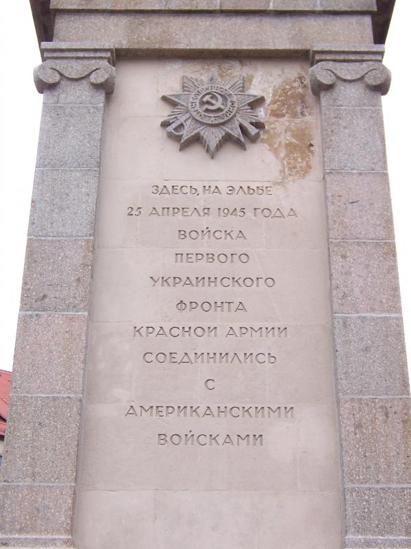 Torgau_Denkmal_der_Begegnung_russisch1.jpg