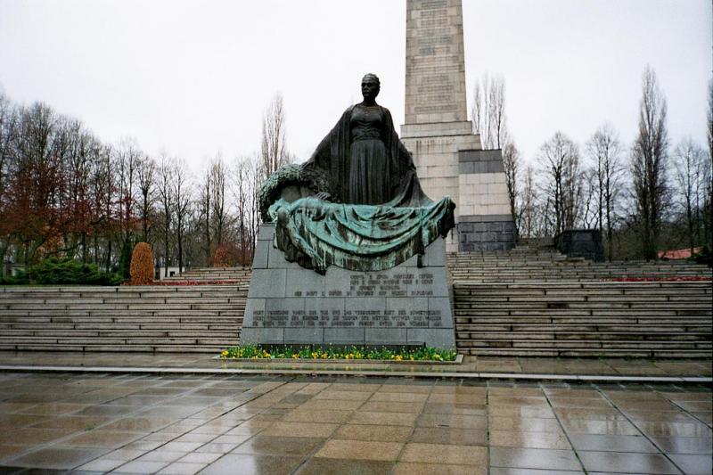 1024px-Mother_Statue.Schnholzer_Heide.Soviet_War_Memorial.jpg