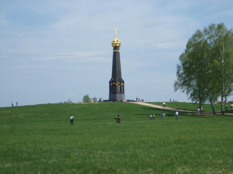 Borodinskoe_pole._Glavnyy_monument_na_meste_gde_byla_batareya_Raevskogo.jpg