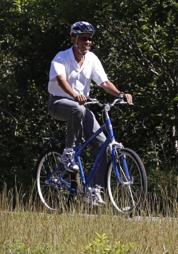 barack-obama-rides-along-bike-massachusetts.jpg