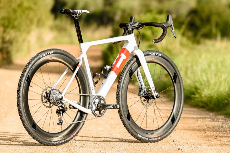 3T-Exploro-Team_carbon-gravel-plus_dirt-gravel-asphalt-bike_outside.jpg