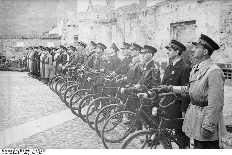 Bundesarchiv_Bild_101I-134-0792-28_Polen_Ghetto_Warschau_Ghettopolizei.jpg