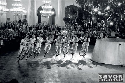1952._Sovetskiy_tsirk_umeet_delat'_chudesa._Akrobaty_na_velosipedakh_tsep'yu_edut_vokrug_glavnoy_elki_strany.jpg